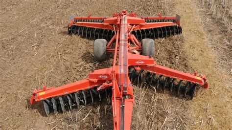 Thematic photo of a KUHN DISCOVER XM2 disc harrow in operation