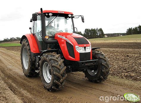 zdjęcie czarnego ciągnika Zetor Forterra 135