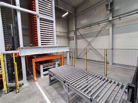 Widok na linię produkcyjną Zetor