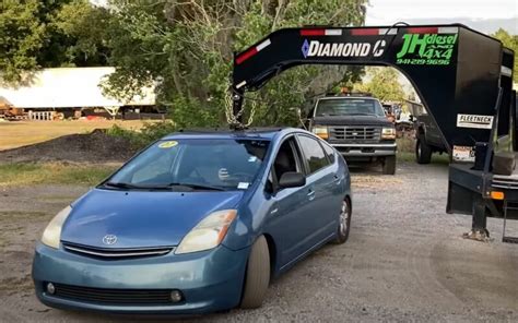 Toyota Prius przerobiona na ciągnik z wysięgnikiem