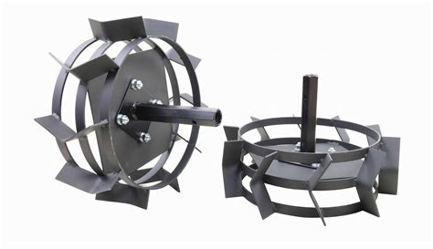 Metalowe koła glebogryzarki poprawiające przyczepność w trudnym terenie