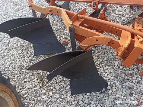 Pług do orania ziemi z regulacją głębokości i obcinaczem czołowym