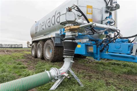 Infographic comparing vacuum and flow pumps for slurry tankers