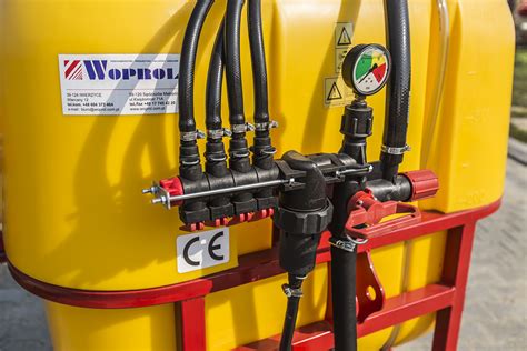 Opryskiwacz ciągnikowy Woprol Toro w pracy na polu