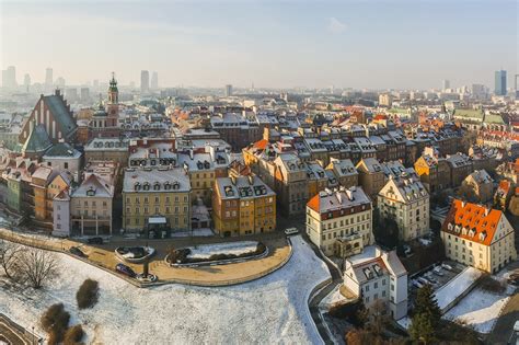 Spokojne miasto zimą, z odśnieżonymi ulicami i bez zasp