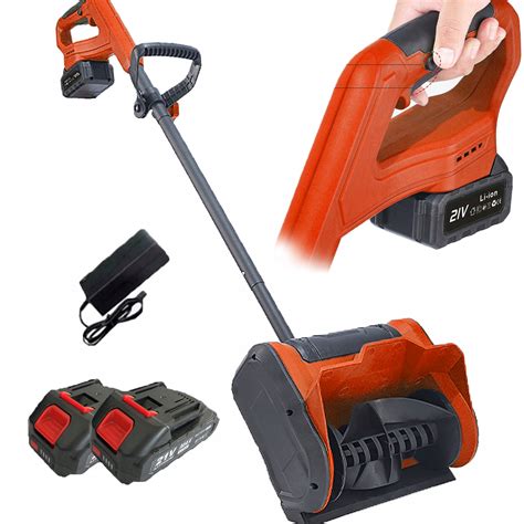 Zdjęcie odśnieżarki akumulatorowej pracującej na chodniku