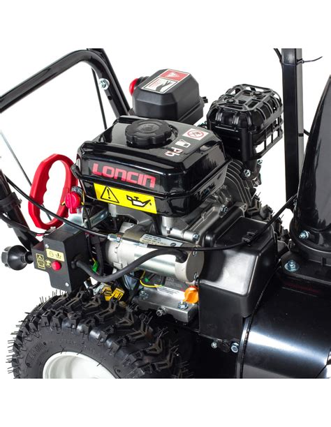 Zdjęcie odśnieżarki z napędem na kołach manewrującej na podjeździe