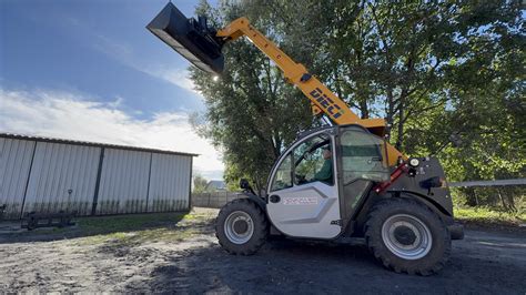 Nowoczesna ładowarka teleskopowa Dieci na placu budowy