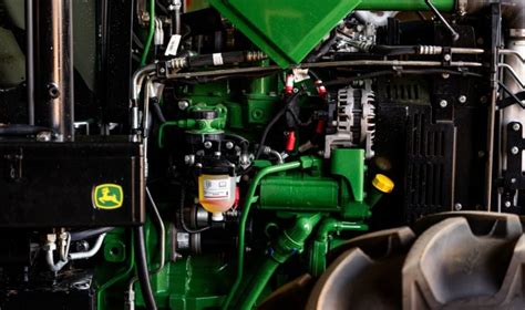 Infographics showing the features and specifications of the John Deere 5E series engine