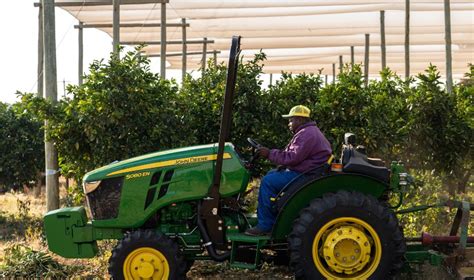 Photo of a John Deere 5EN series tractor working in a vineyard