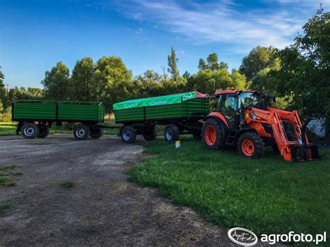 Widok ogólny przyczepy rolniczej IFA HL 8011 na polu