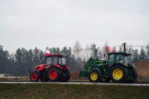 Porównanie wyglądu ciągników Belarus MTZ-82 i Belarus 820 z zaznaczonymi drobnymi różnicami zewnętrznymi