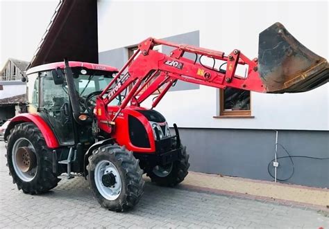 zdjęcie ciągnika Belarus 1221 pracującego z ładowaczem czołowym