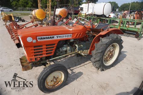Traktor Yanmar YM2500 w pracy