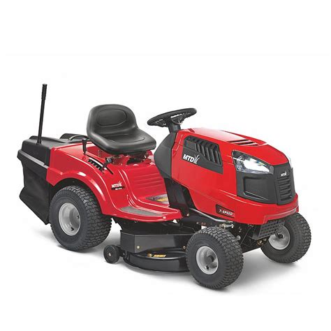 Zdjęcie przedstawiające traktor ogrodowy MTD SMART RN 145 w akcji na trawniku
