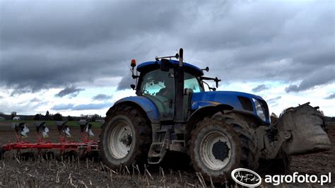 Zdjęcie ciągnika New Holland T7040 w trakcie pomiaru na hamowni WOM
