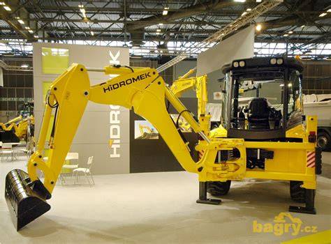 Przykłady osprzętu roboczego montowanego na koparko-ładowarce Hidromek HMK 102 B