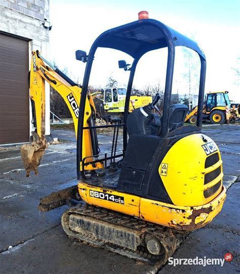 Schemat porównujący wymiary i parametry minikoparek JCB 8014 i 8018