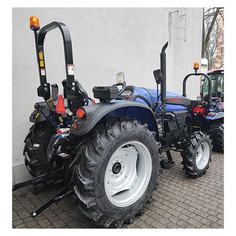 Farmtrac 6050E z widokiem na kabinę