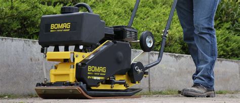 zdjęcie zagęszczarki gruntu w akcji na budowie