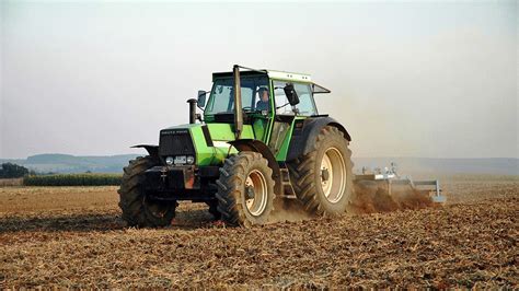 zdjęcie poglądowe ciągnika Deutz-Fahr DX 4.50 podczas pracy w polu