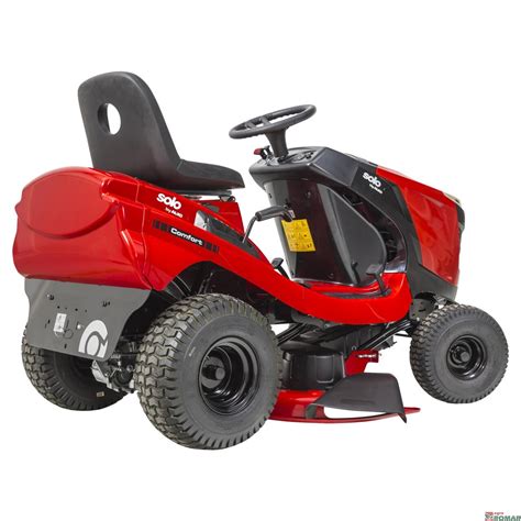 Ujęcie traktora ogrodowego Solo by AL-KO T15-93.7 HD-A Comfort z przodu, ukazujące jego solidną konstrukcję