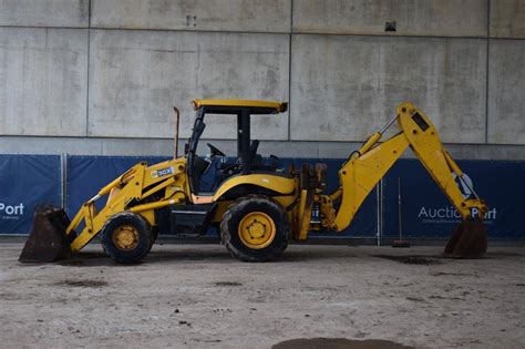 infografika z kluczowymi parametrami technicznymi JCB 3CX