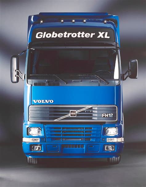 infografika przedstawiająca ewolucję modelu Volvo FH na przestrzeni lat