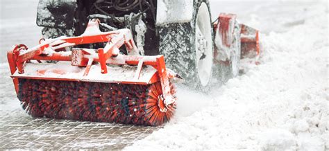 porównanie zamiatarki i odśnieżarki w warunkach zimowych