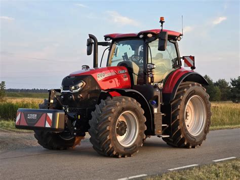 Ciągnik Case IH Puma 200 ciągnący dużą przyczepę z kukurydzą podczas prac transportowych