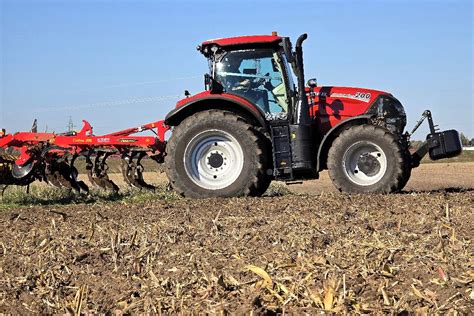 Ciągnik Case IH Puma 200 podczas pracy z 3-belkowym kultywatorem