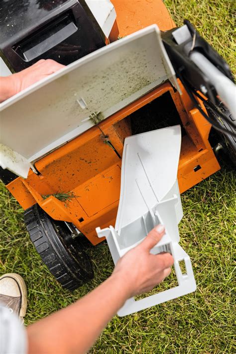 Zdjęcie przedstawiające kosiarkę akumulatorową STIHL z bliska, ukazujące detale konstrukcji