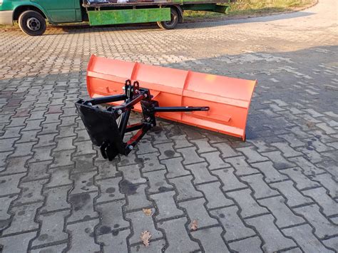 Schemat budowy pługa do odśnieżania z oznaczeniem szerokości roboczej 80 cm oraz punktów mocowania do glebogryzarki