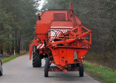 Schemat porównujący pojazd wolnobieżny i ciągnik rolniczy z zaznaczeniem kluczowych różnic prawnych.