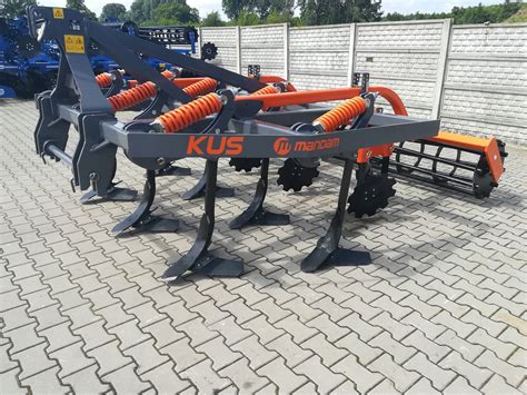 Zestawienie maszyn rolniczych: głębosz oraz gruber na polu uprawnym