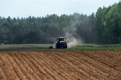 Wizualizacja wału rolniczego w akcji na polu