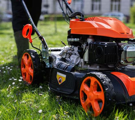 Zestawienie różnych modeli kosiarek spalinowych Honda w ogrodzie