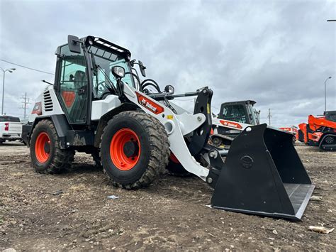 Widok wnętrza kabiny ładowarki Bobcat L95 z fotelem operatora