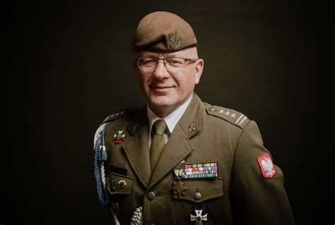 Zdjęcie przedstawiające gen. bryg. Dariusza Lewandowskiego w mundurze galowym Wojska Polskiego