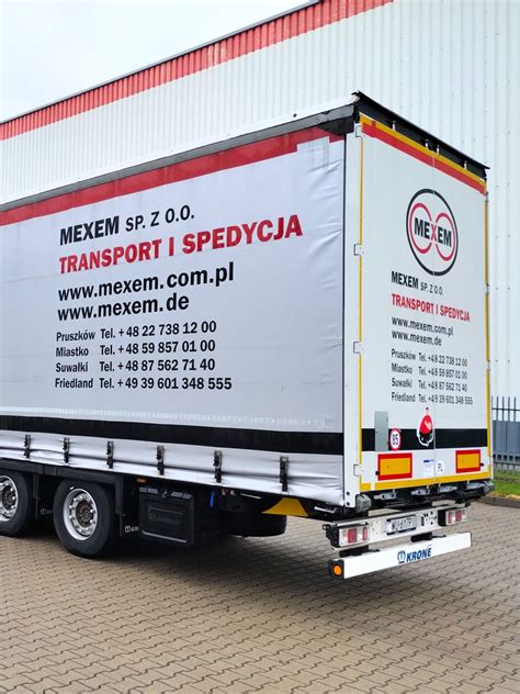 zdjęcie naczepy typu Mega załadowanej ładunkiem o dużych gabarytach