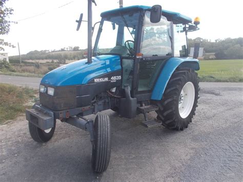 Zdjęcie przedstawiające ciągnik New Holland 4635 w warunkach gospodarstwa rolnego