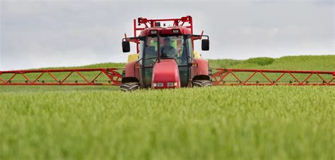Operator opryskiwacza w kabinie z panelem sterowania elektrozaworami