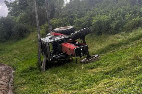 zdjęcie ciągnika rolniczego po wypadku, osuwającego się ze skarpy
