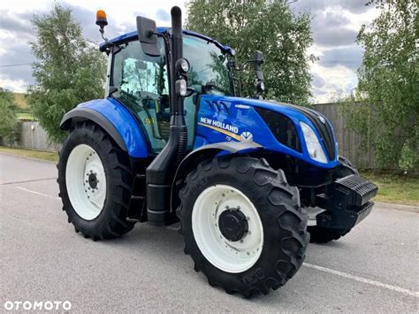 zdjęcie ciągnika New Holland T5 z przodu, pokazujące jego estetyczny design