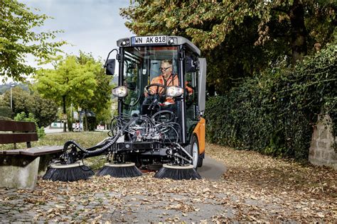 zdjęcie nowoczesnej zamiatarki ulicznej pracującej na miejskiej ulicy