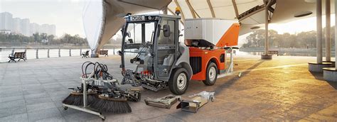 zdjęcie kompaktowej zamiatarki chodnikowej Hako Citymaster 1650 z zamontowanym osprzętem