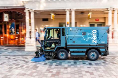 zdjęcie kompaktowej, elektrycznej zamiatarki eSwingo 200+