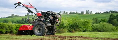 Operator korzystający z glebogryzarki Hortmasz, regulujący wysokość rączki