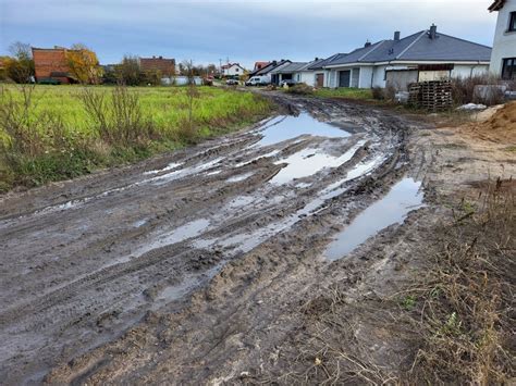 Grafika przedstawiająca trudną drogę przez błoto jako metaforę życiowych wyzwań