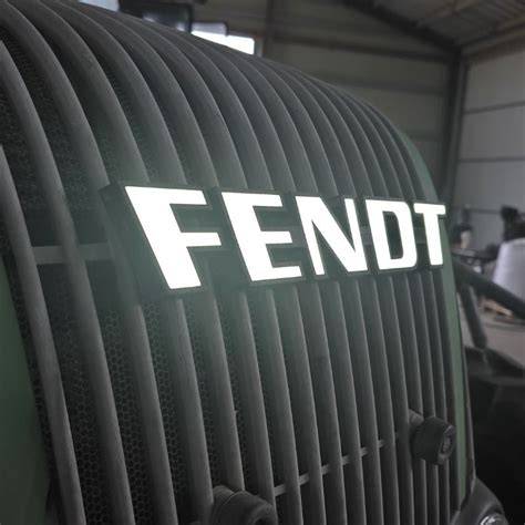 Logo Fendt i historyczne zdjęcie zakładu produkcyjnego